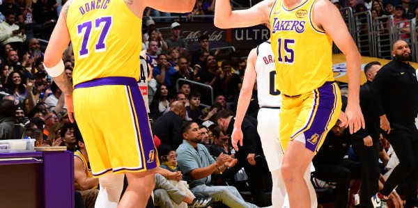 博鱼下载-全美热搜第一！里夫斯2罚1中+反弹绝平：轰32+7+6救赎两致命失误