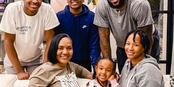 詹姆斯：妈妈生我时只有16岁 我的动力是给她买个带储藏室的房子