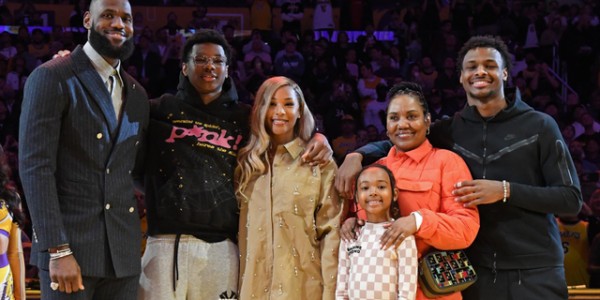 曝四队今夏有兴趣签詹姆斯！大概率留守湖人 或降薪征战第24季